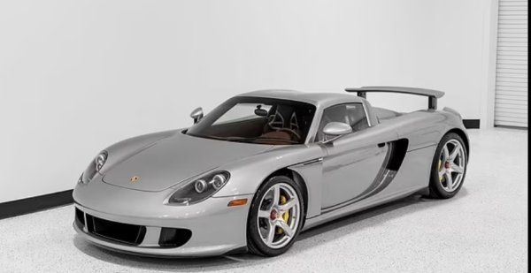 Porsche Carrera GT от 2004 г. е също уникален автомобил. Запали към нечий гараж за 1 505 000 долара. Това го прави деветият най-скъп звяр в класацията. Разполага с две удобни кафяви кожени седалки и развива максимална скорост от 330 километра в час.
